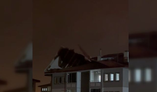 Rüzgar binanın çatısını yerinden söktü