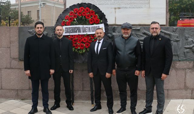 Eskişehirspor yönetimi çelenk bıraktı