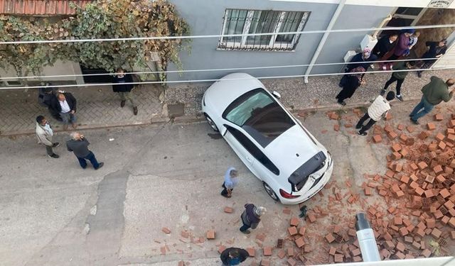 Eskişehir'de trafik kazası: Tuğlalar etrafa saçıldı