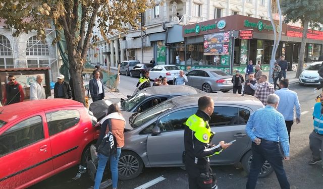 Afyonkarahisar'da zincirleme kaza: 3 kişi yarlandı!