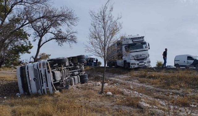 Konya'da pancar yüklü tır kazası: 1 yaralı!