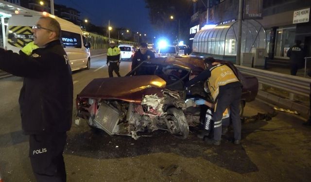 Bursa'da bir otomobil bariyere çarptı: 2 yaralı!