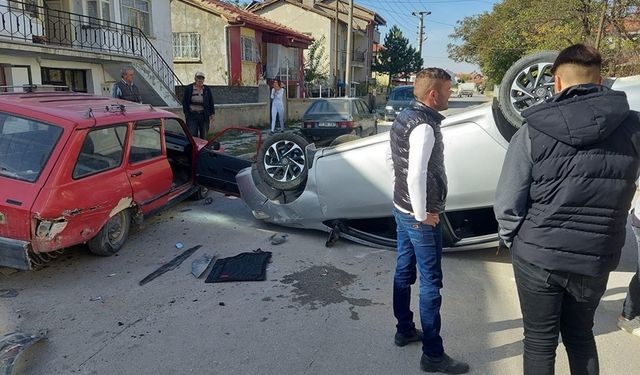 Afyonkarahisar'da kaza yapan araç bakın nasıl durdu!