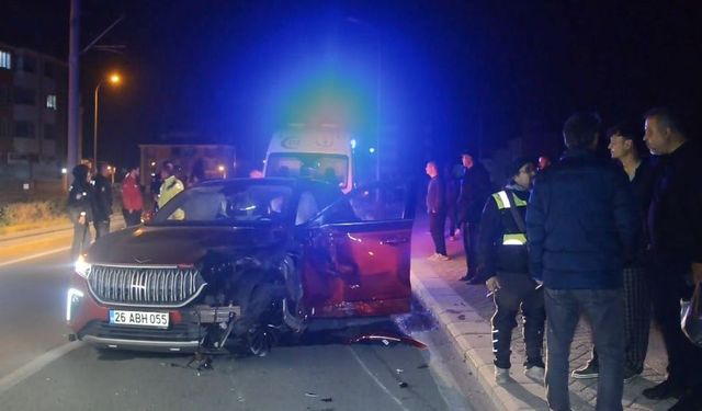 Eskişehir'de incelemek için aldığı TOGG'la kaza yaptı