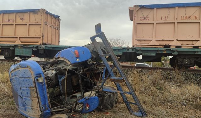 Afyonkarahisar'da tren traktöre çarptı!