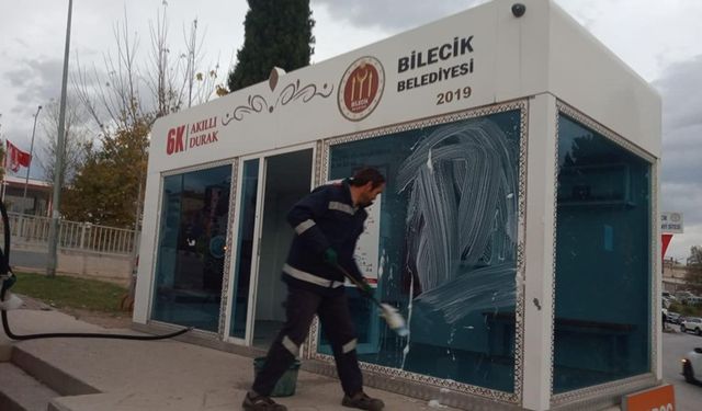 Bilecik'te akıllı durakların temizliği devam ediyor