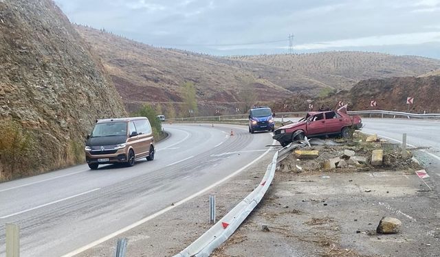 Afyonkarahisar'da otomobil refüje çarptı: 2 ölü!