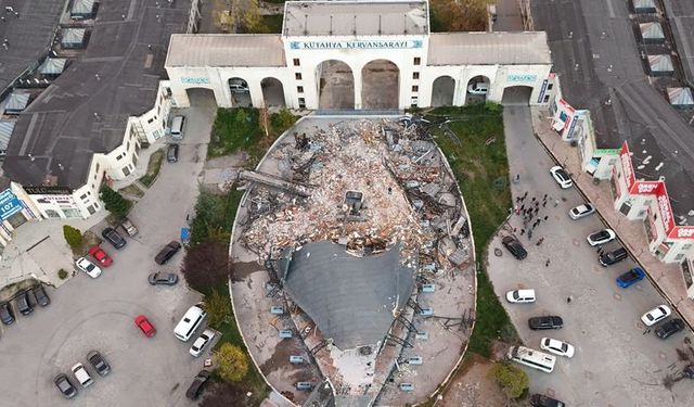 Kütahya'daki o restoran yıkıldı: Kervansaray'ın önünü kapatıyordu!