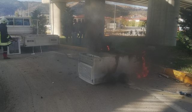 Afyonkarahisar'da korkutan yangın: Beyaz eşya yüklü kamyonet!