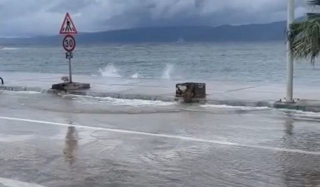 Gemlik'te deniz taştı: Denizle karayolu birleşti!