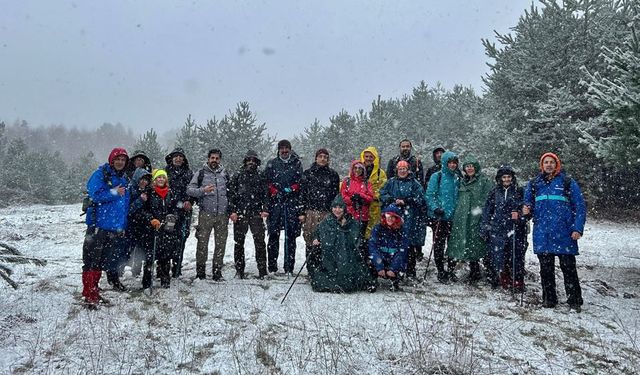 Eskişehirli doğa tutkunları kar yağışı eşliğinde 13 kilometre yürüdü