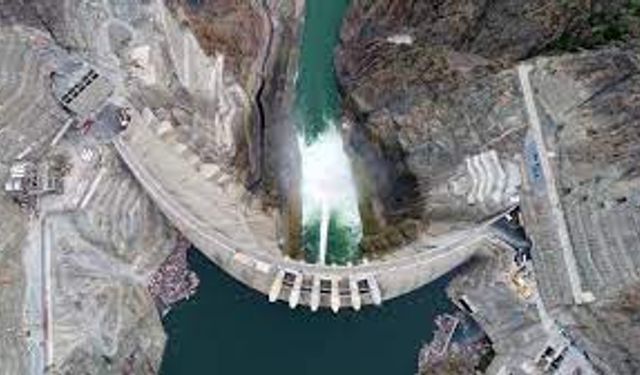 O barajda elektrik üretimi başladı: Türkiye'nin en yüksek barajı!