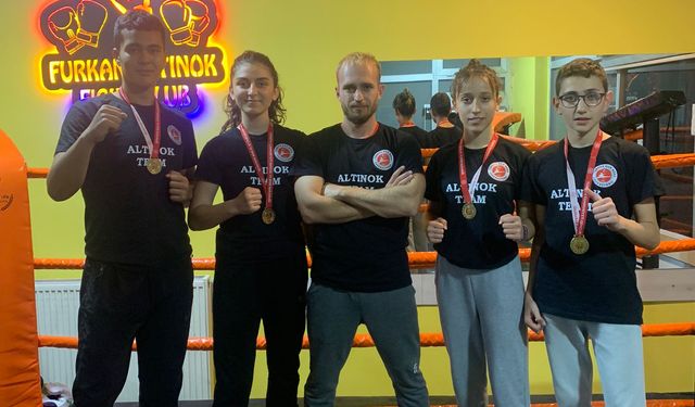 Kick Boks turnuvasında madalyaları topladı