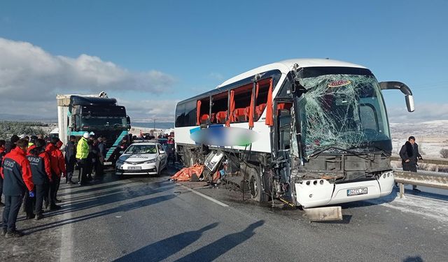 Sivas'ta otobüs kazası: Ölü ve yaralılar var