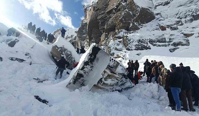 Ağrı'da feci kaza: Kepçe uçuruma yuvarlandı!