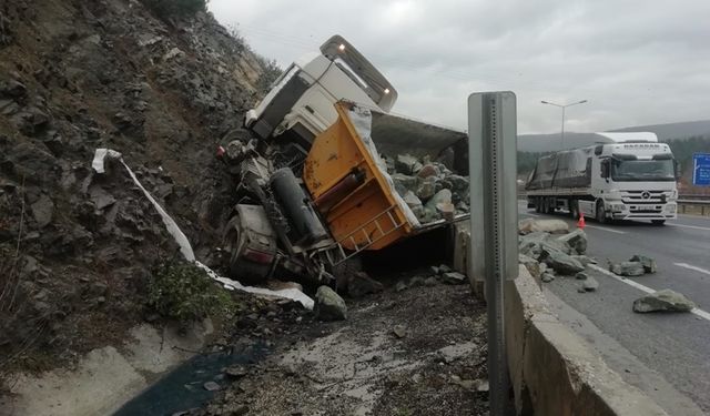 Bilecik'te taş yüklü kamyon devrildi!