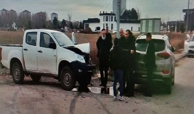 Kavşağa kontrolsüz giren araçlar çarpıştı : 5 yaralı