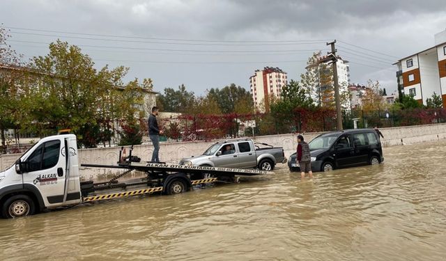 Antalya'da sağanak yağış: Hayatı olumsuz etkiledi!