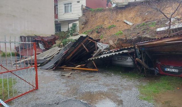 Sarıyer’de istinat duvarı çöktü: 4 araçta hasar oluştu, 1 bina boşaltıldı