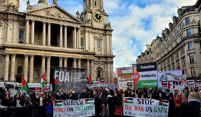 Londra’da on binlerce kişiden Filistin’e destek protestosu