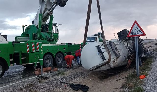 Mazot yüklü tanker ile tır çarpıştı: 1 yaralı