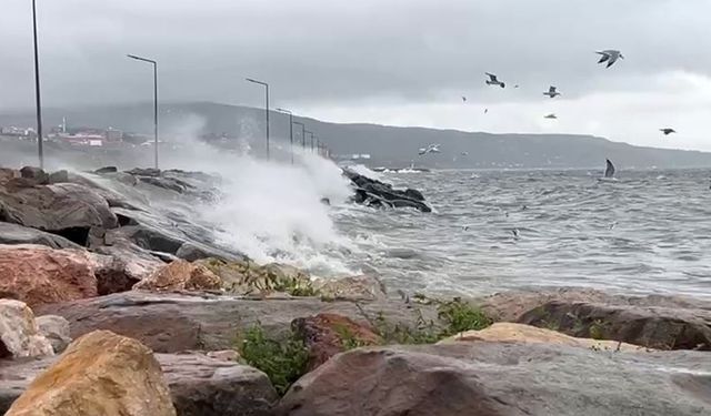 Balıkesir'in o ilçesinde fırtına etkili oluyor