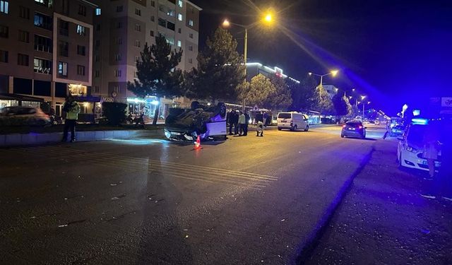 Bilecik'te otomobil ve kamyonet çarpıştı: 3 yaralı!