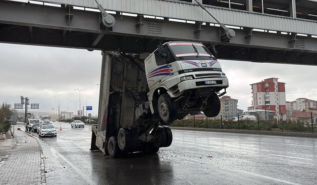 Niğde'de bir kamyonun dorsesi bakın ne oldu?