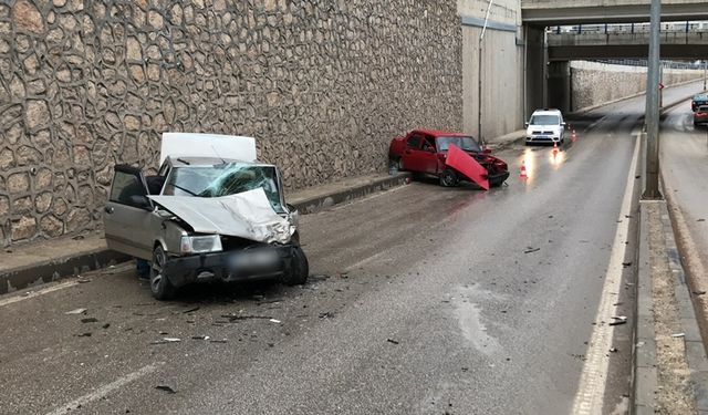 Elazığ’da otomobiller kafa kafaya çarpıştı: 4 yaralı!