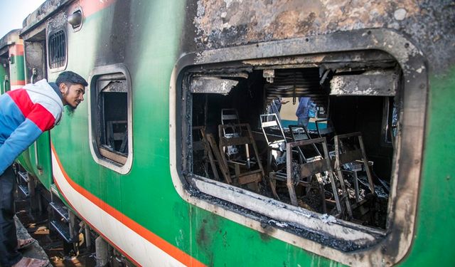 Bangladeş'te tren vagonları ateşe verildi: 4 ölü!