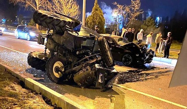 Kütahya'da otomobil ile traktör çarpıştı: 3 yaralı!