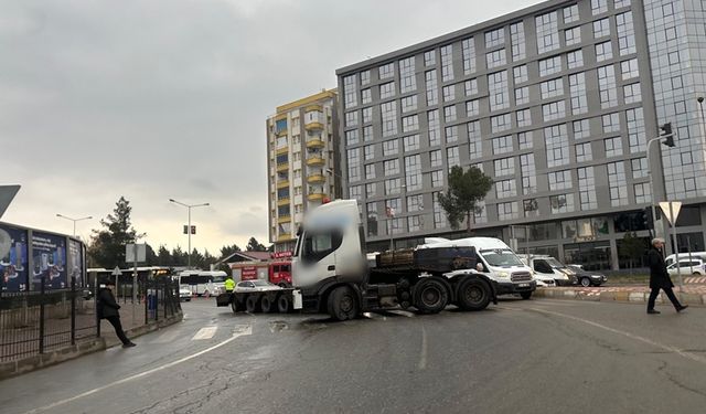 Dorsesi kopan tır bakın yolu nasıl kapattı?