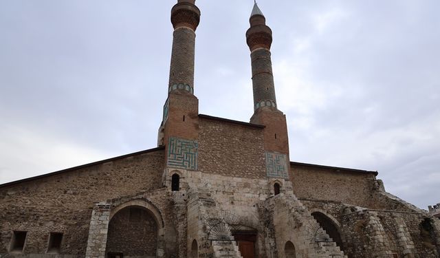 Sivas'ta bir tarihe saygısızlık: Çifte minareye bakın ne yaptılar!