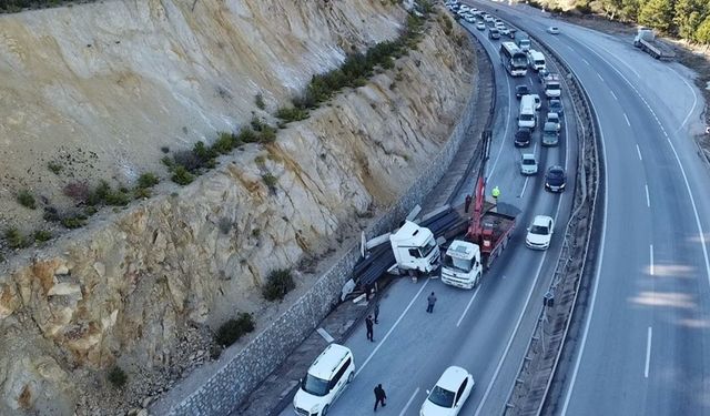 Afyonkarahisar'da tır kaydı, trafik durma noktasına geldi!