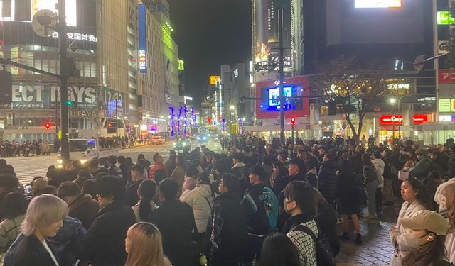 Japonya’da yüzlerce kişinin renkli görüntüsü!