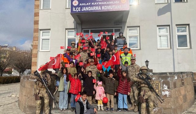 Bitlis'te Jandarma personeli çocuklarla buluştu!