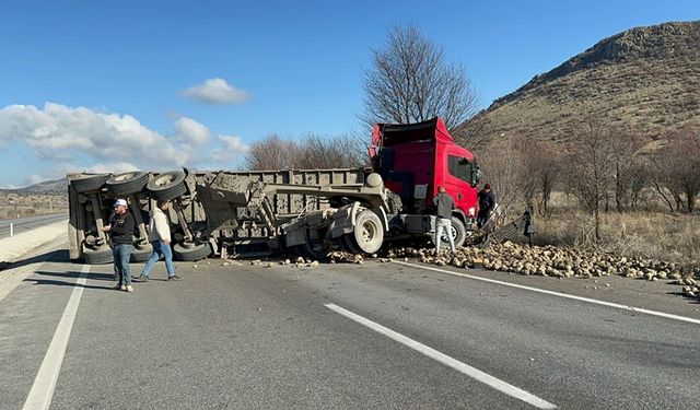 Afyonkarahisar'da pancar yüklü tır devrildi!