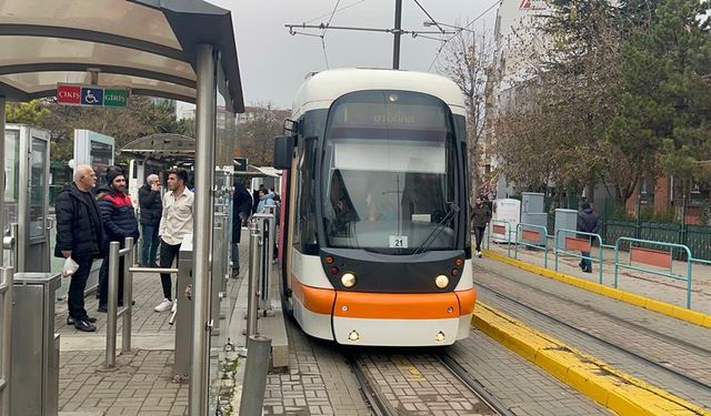 Eskişehir'de tramvayda kavga: Silah ve bıçaklı grup bir yolcuyu darp etti