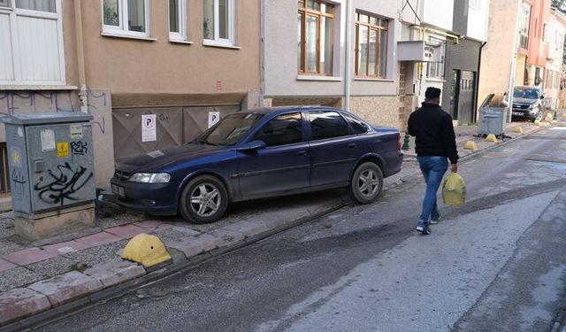 Eskişehir'deki bu sokakta yayalar yolda araçlar kaldırımda!