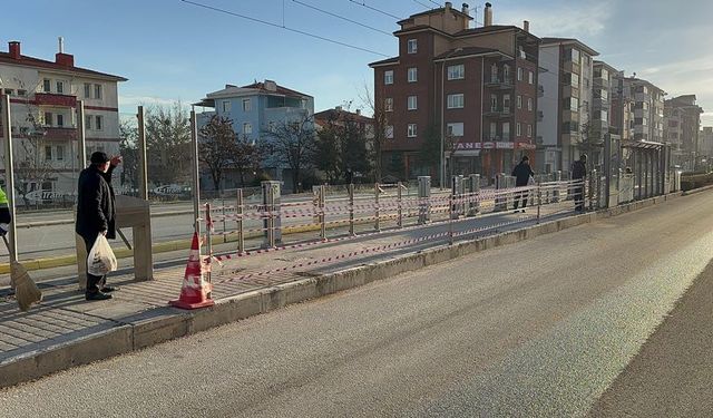 Eskişehir'de bir araç tramvay durağına daldı!