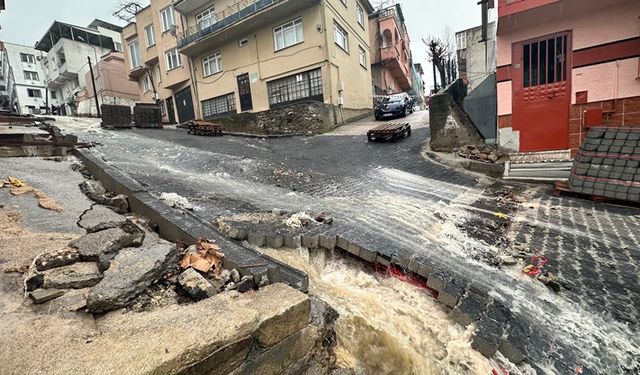 Bursa'da şiddetli yağış sonrası yollar dereye döndü!