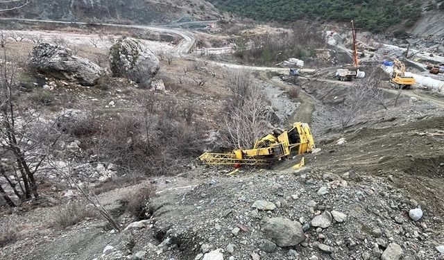 Adıyaman'da freni boşalan vinç şarampole devrildi!