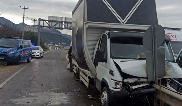 Sakarya'da kamyonet bariyerlere ok gibi saplandı: 2 yaralı!