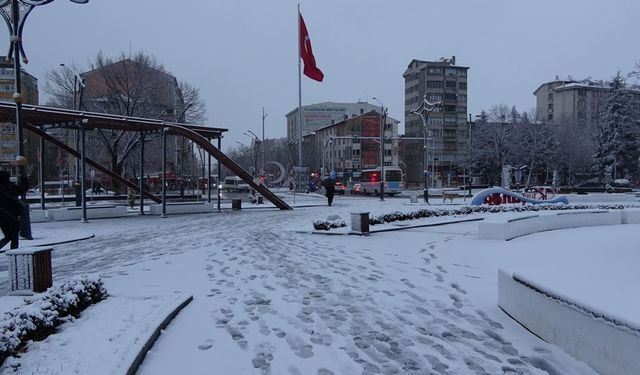 Kütahya'da kar yağışı: Beyaza büründü!