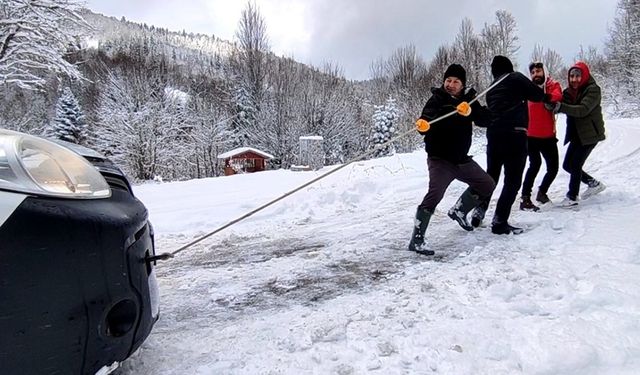 Bartın'da araç kurtarma operasyonu: Yolda kaldılar!