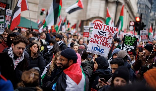 İngiltere’de binlerce kişi Gazze’de ateşkes için yürüdü!