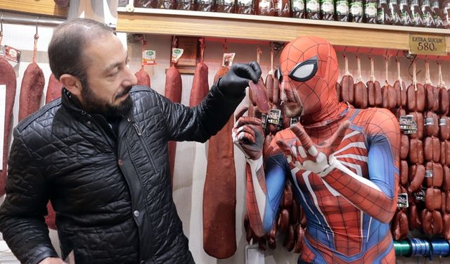 Spider-Man Kayseri pastırmasını ilk kez yedi!