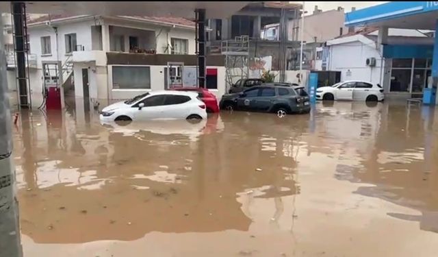 İzmir’i sağanak vurdu: Caddeler göle döndü!