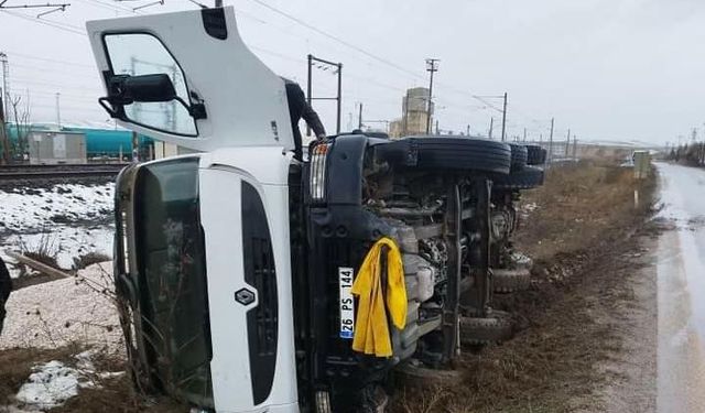 Eskişehir'de trafik kazası: Kamyon devrildi sürücü yaralandı