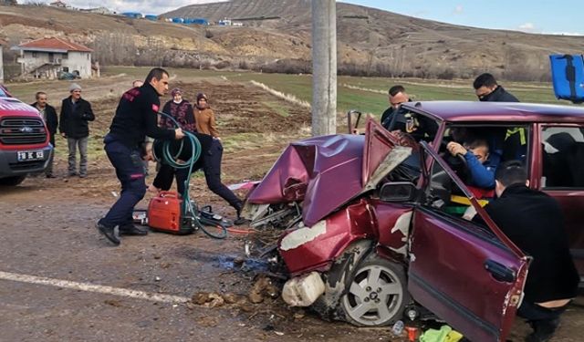 Çankırı'da trafoya çarptı, hurdaya döndü!